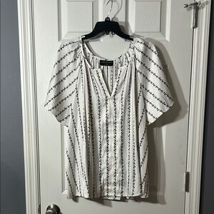 Lane Bryant White and Black Flutter Sleeve V-Neck Blouse Like New Condition